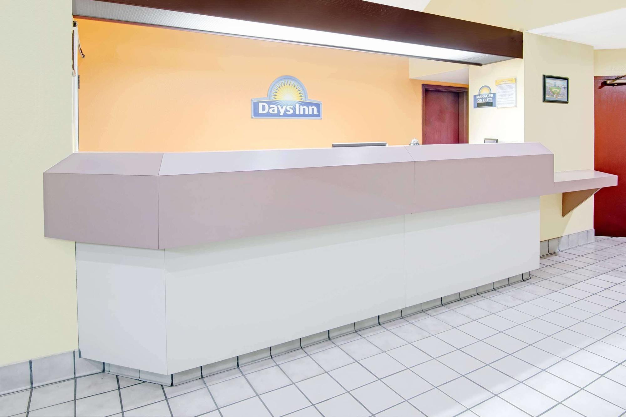 Days Inn By Wyndham Blue Springs Kültér fotó