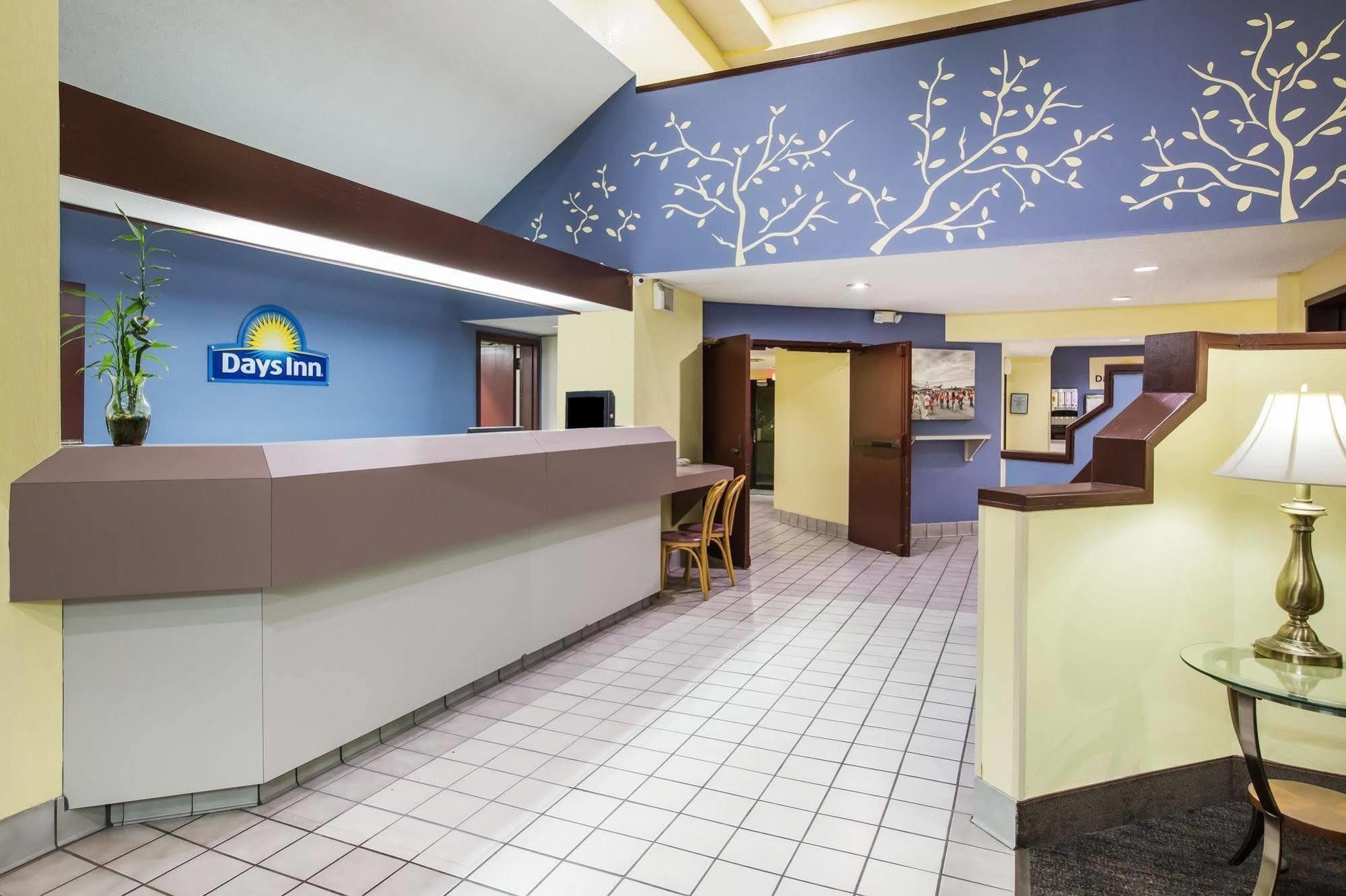 Days Inn By Wyndham Blue Springs Kültér fotó