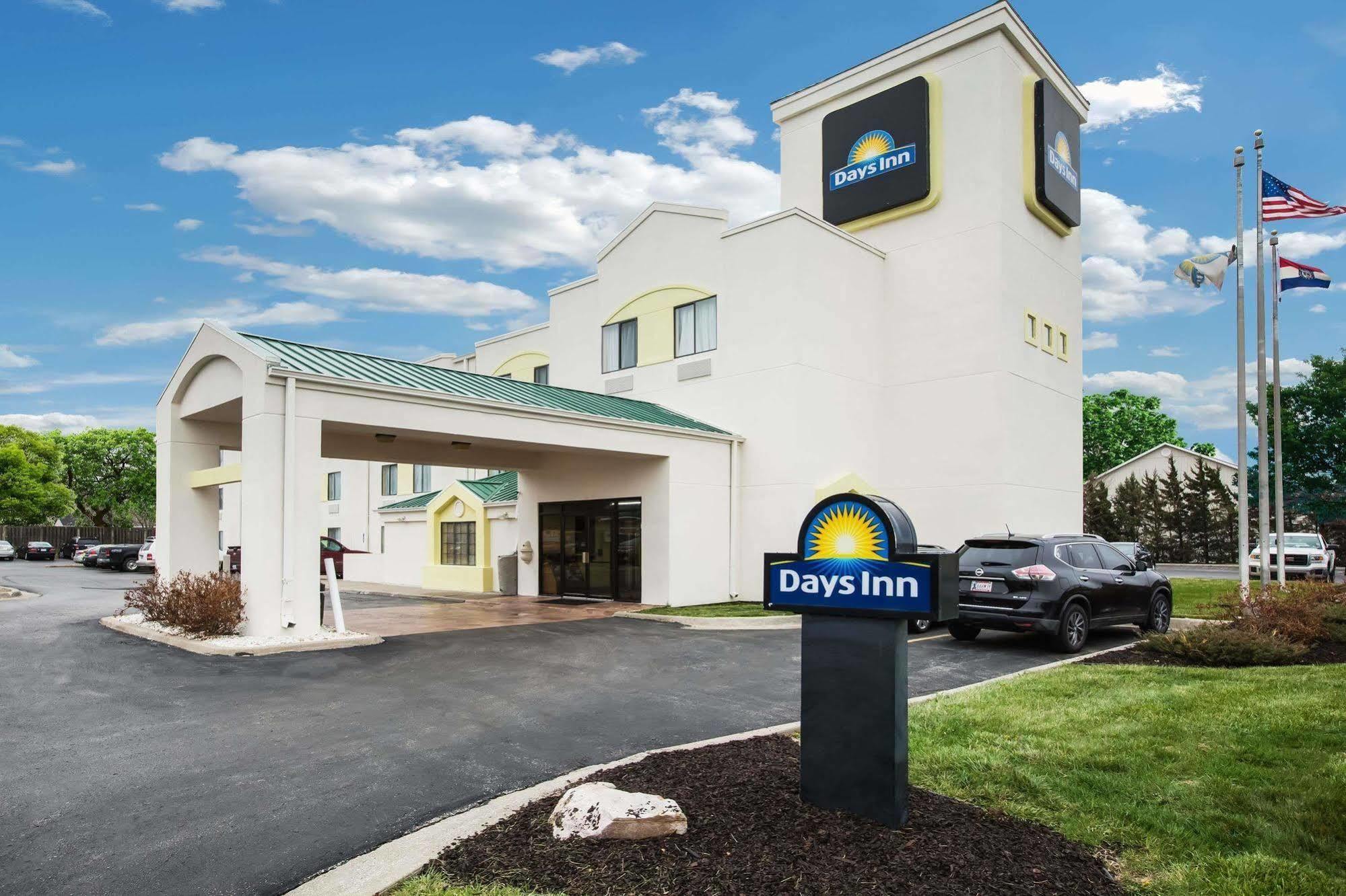 Days Inn By Wyndham Blue Springs Kültér fotó