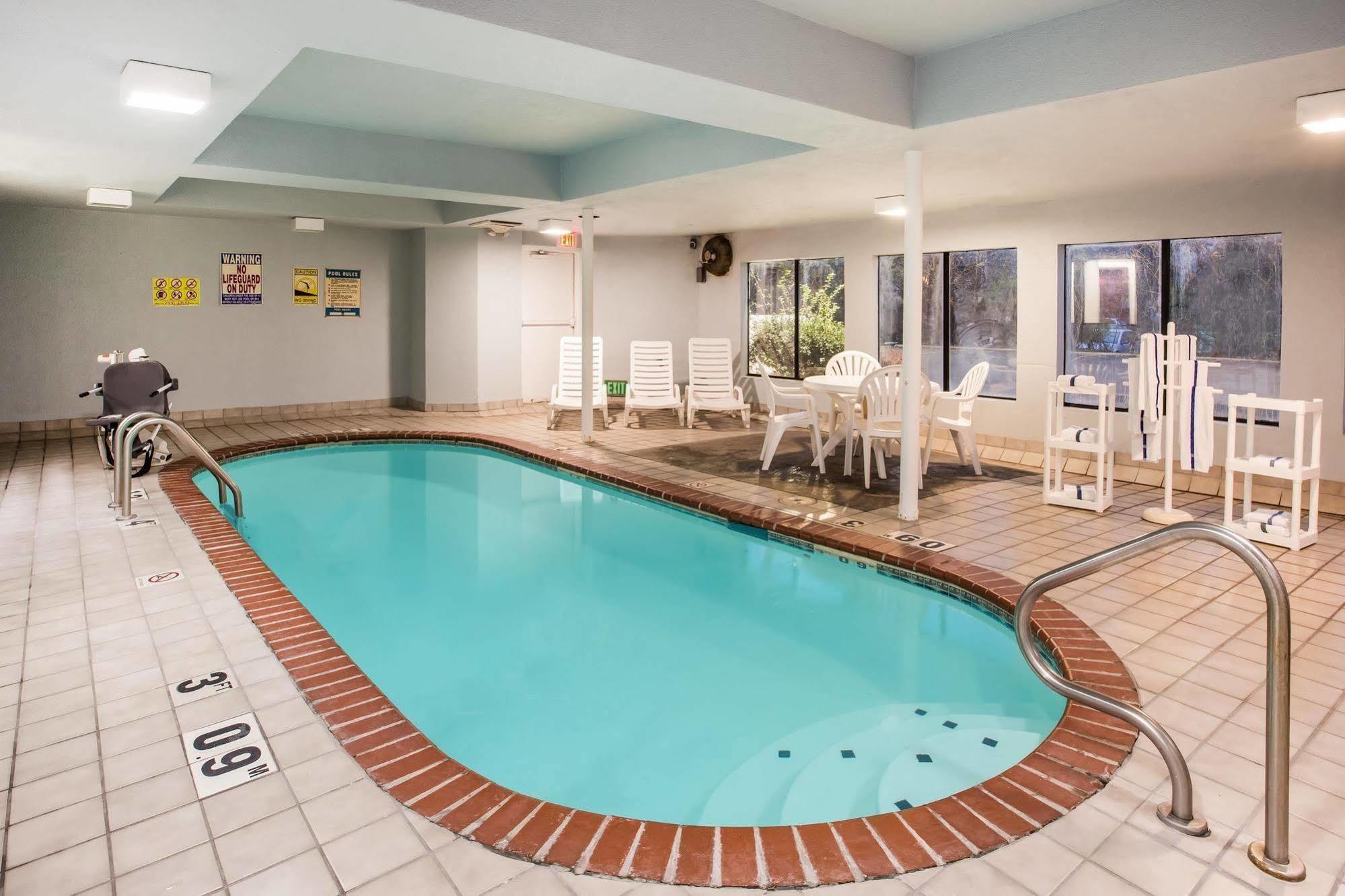 Days Inn By Wyndham Blue Springs Kültér fotó