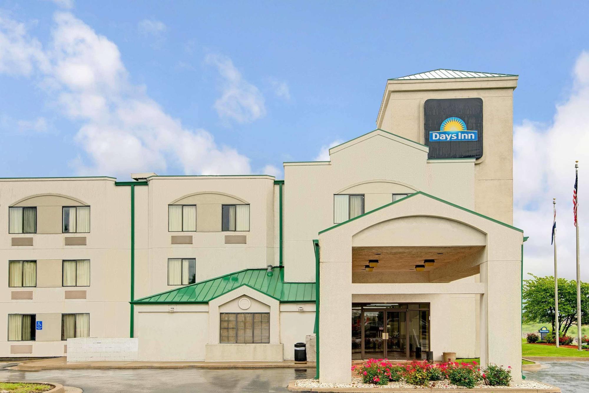 Days Inn By Wyndham Blue Springs Kültér fotó